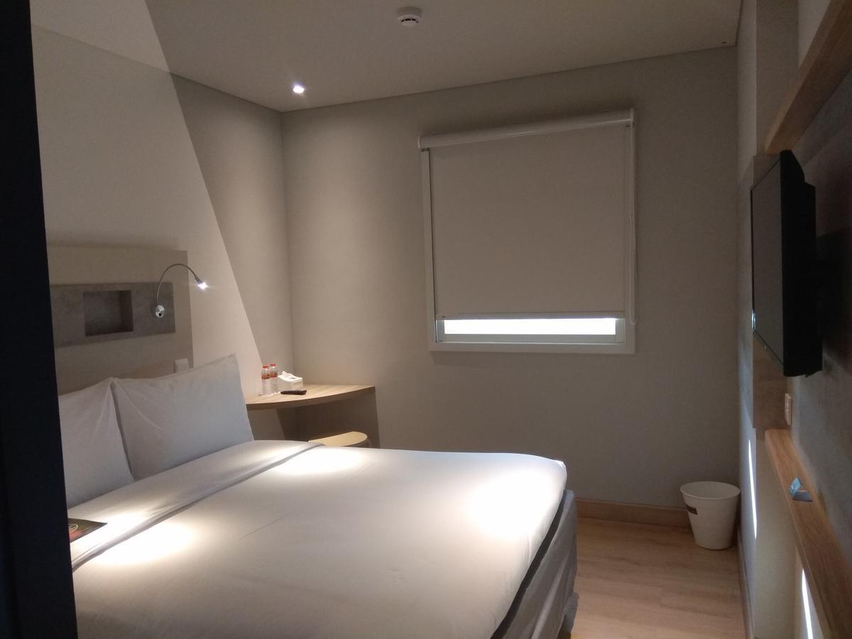 Ibis Budget Surabaya Diponegoro Exterior photo