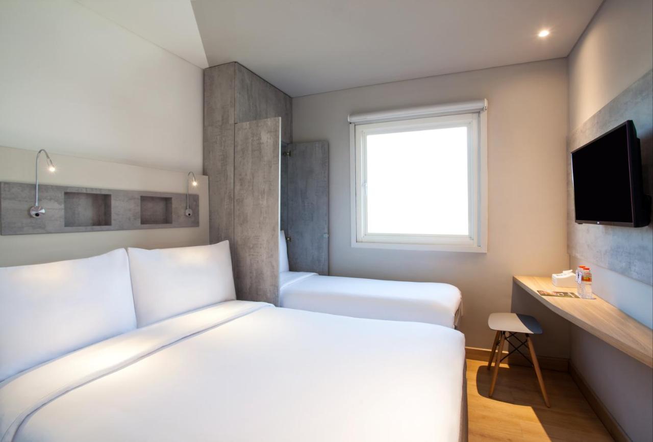 Ibis Budget Surabaya Diponegoro Exterior photo